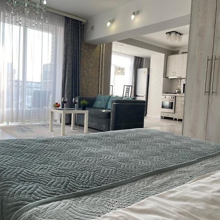 אלמטי Apartment In The Heart Of The City מראה חיצוני תמונה