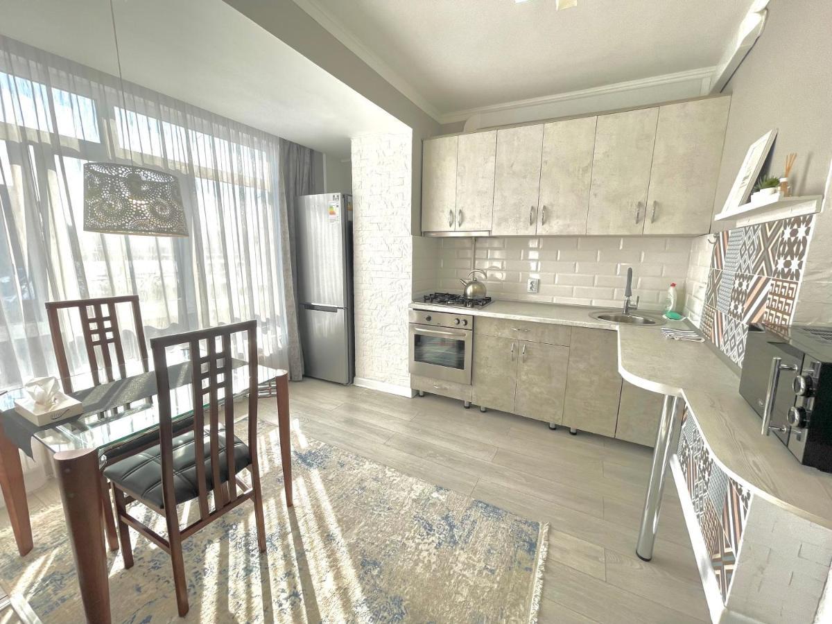 אלמטי Apartment In The Heart Of The City מראה חיצוני תמונה